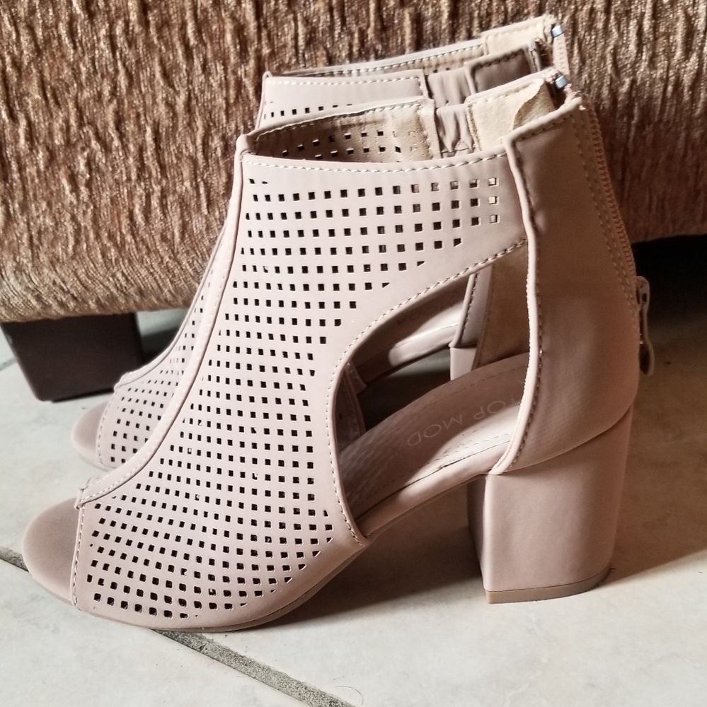 Chunky sandals